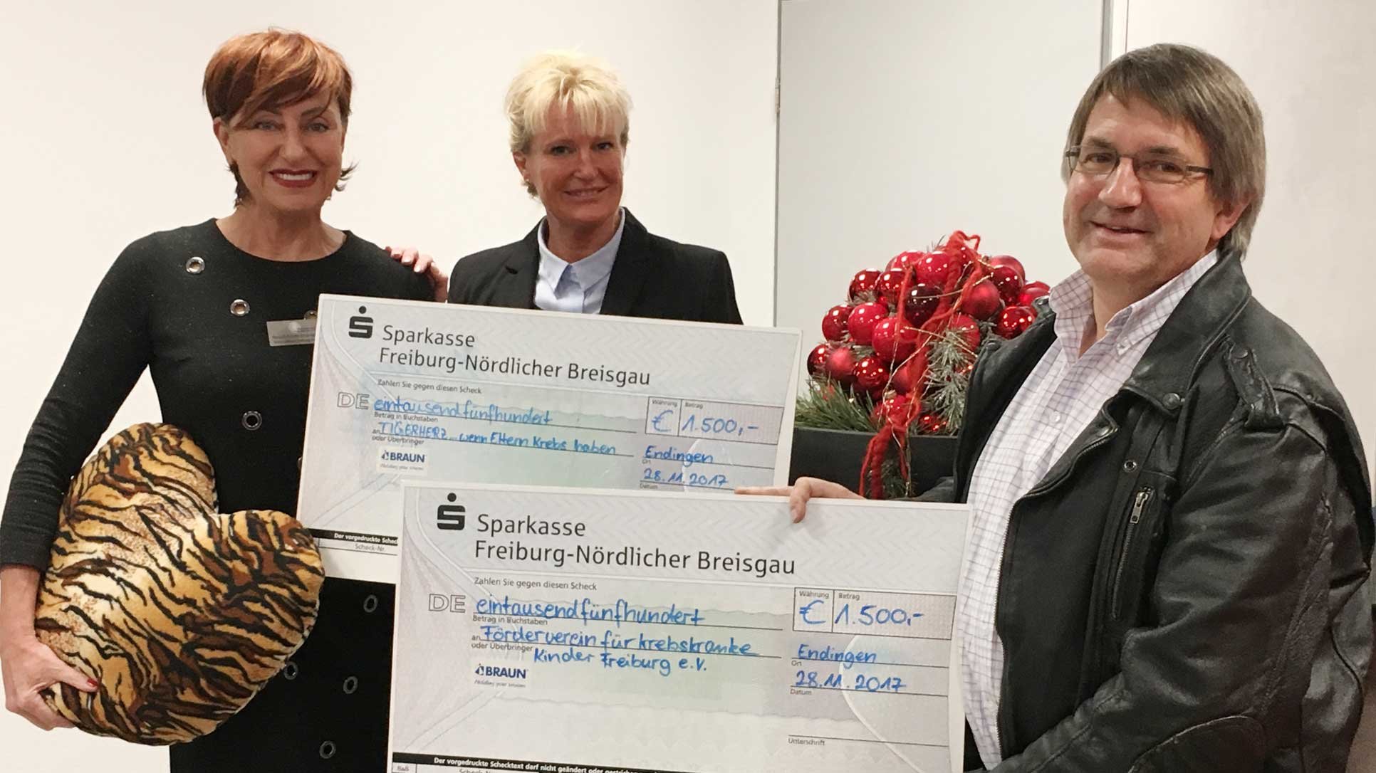 Cheque presentation for christmas donation | © Braunform GmbH