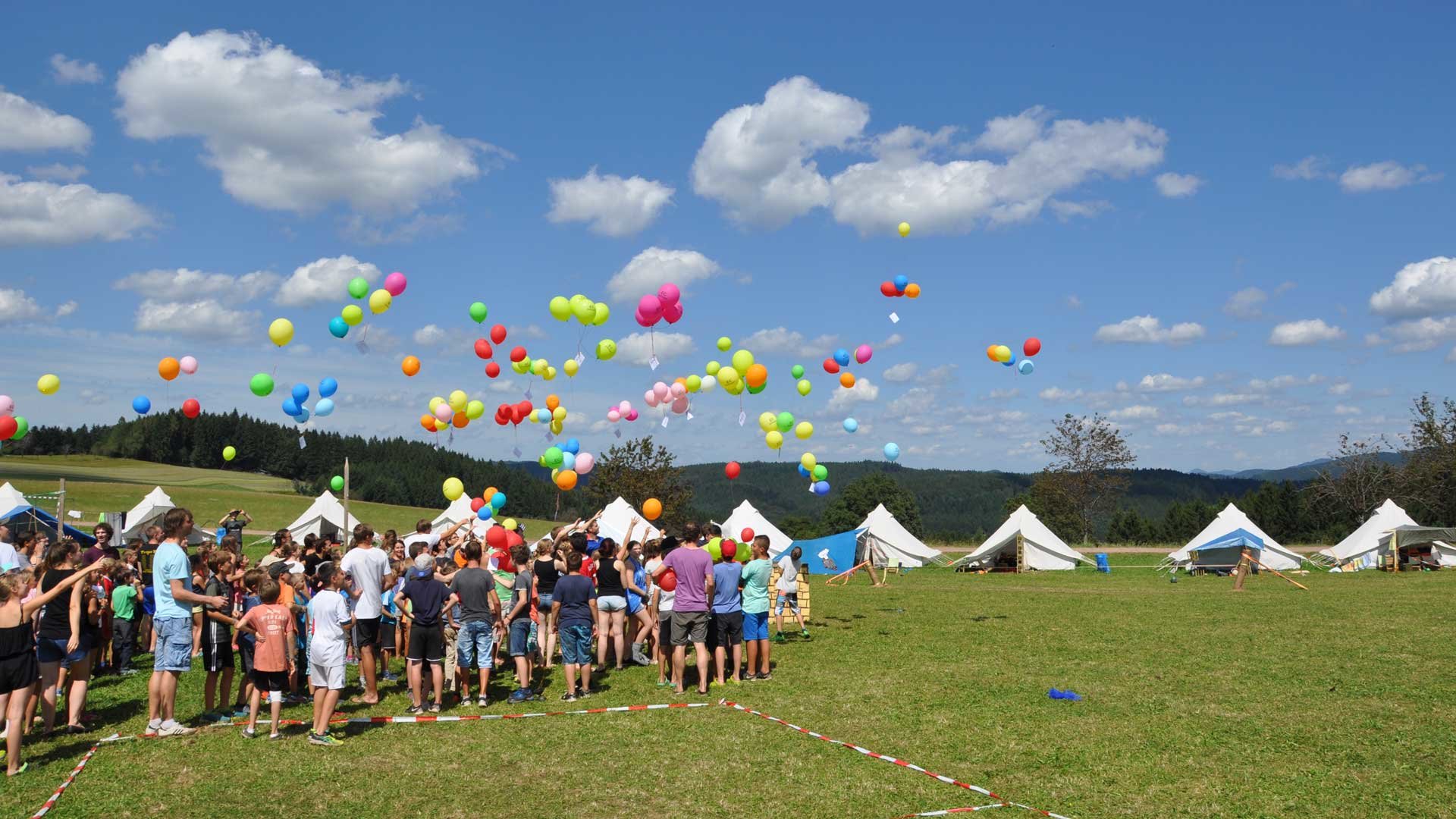 Kinder lassen Luftballons steigen | © Braunform GmbH
