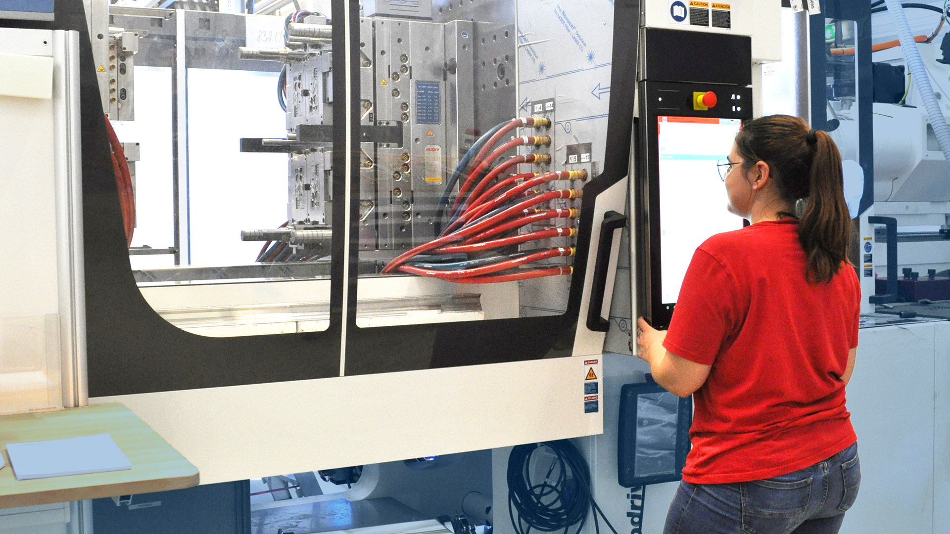 Auszubildender Verfahrensmechaniker | © Braunform GmbH Auszubildender Verfahrensmechaniker an Maschine | © Braunform GmbH