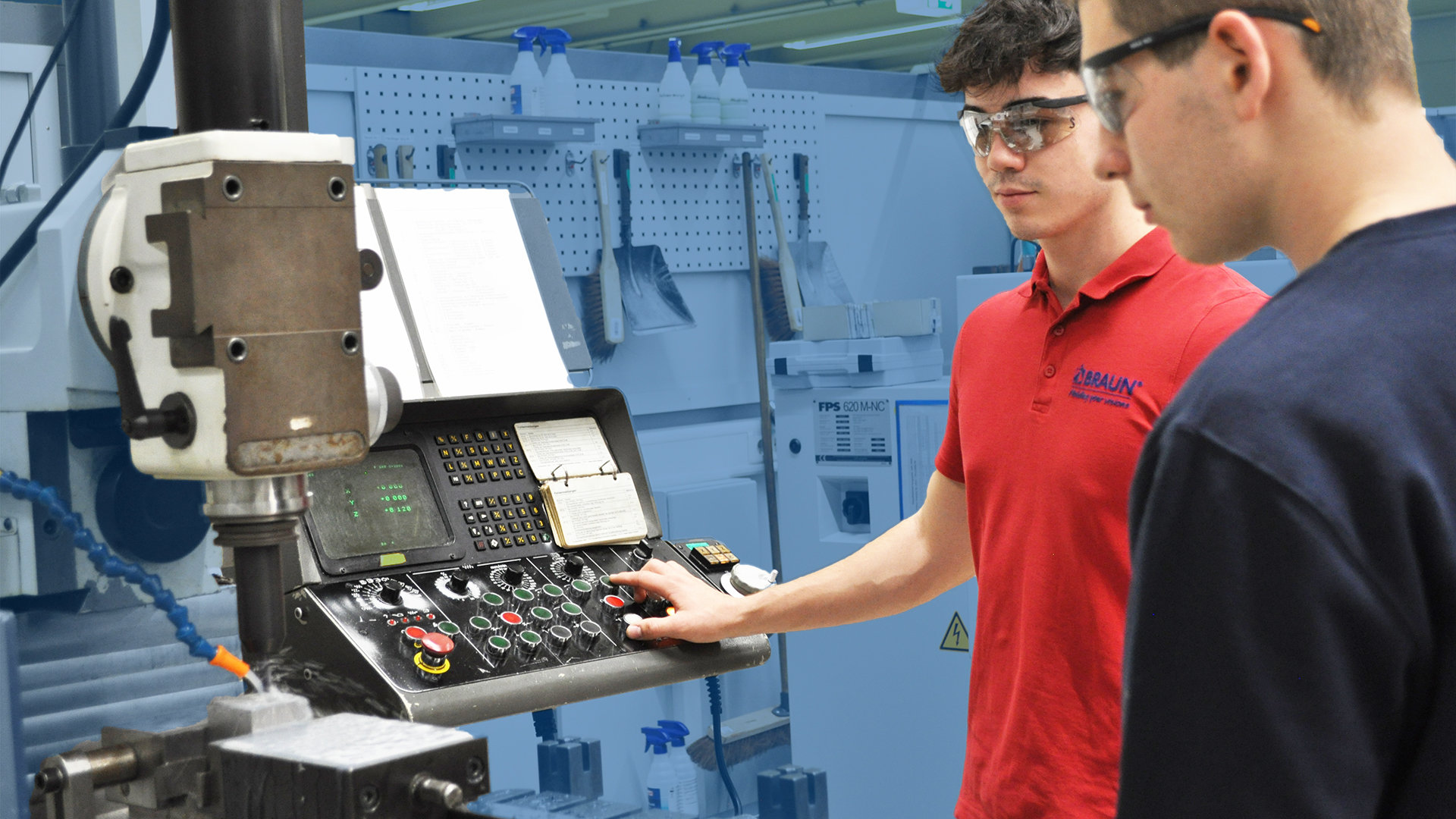Auszubildende Werkzeugmechaniker an Maschine | © Braunform GmbH