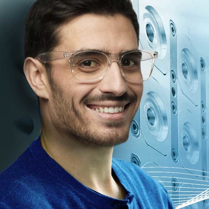 Mitarbeiter schaut in Kamera | © Braunform GmbH Mitarbeiter schaut in Kamera | © Braunform GmbH
